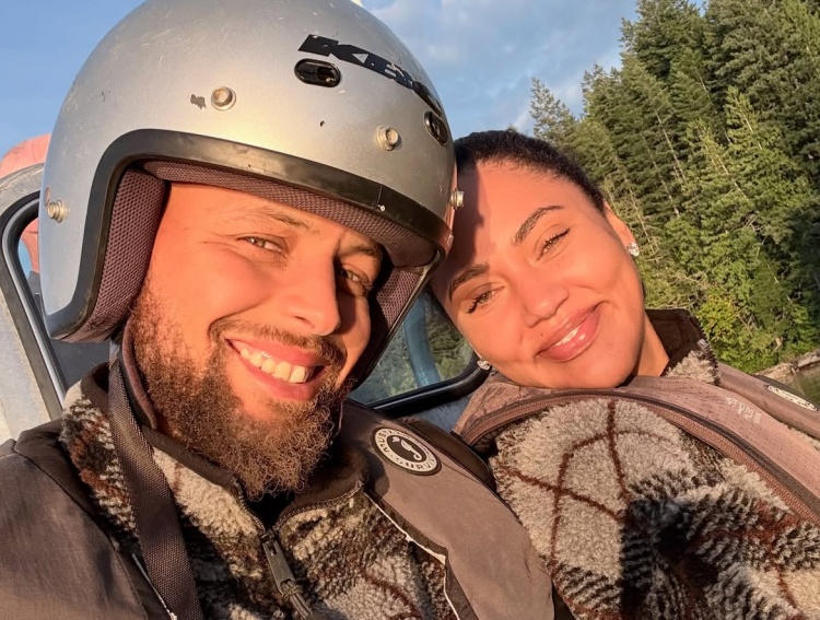 休闲时光！库里社媒晒与妻子阿耶莎在加拿大旅游的动态
