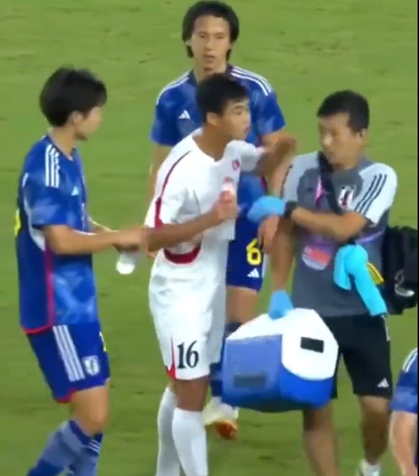 朝鲜U23遭争议判罚的球员，曾在上届亚运踢日本时抢水+欲打人染黄